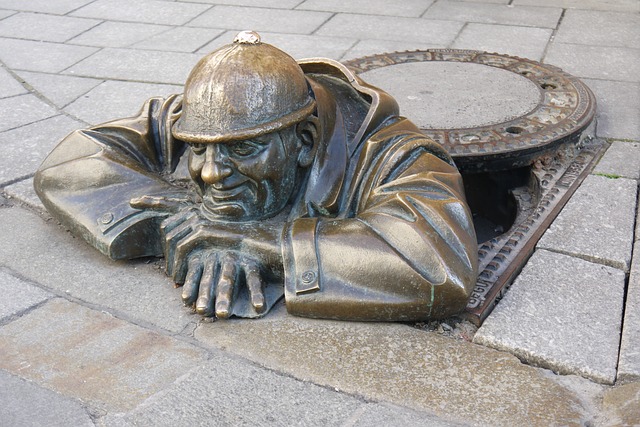 Escultura de u n hombre saliendo de alcantarilla en Bratislava