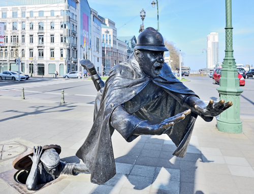 Escultura de un ladrón tirando a un policía en Bruselas