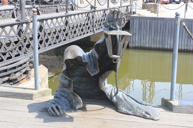 Escultura del fantasma negro en Klaipeda