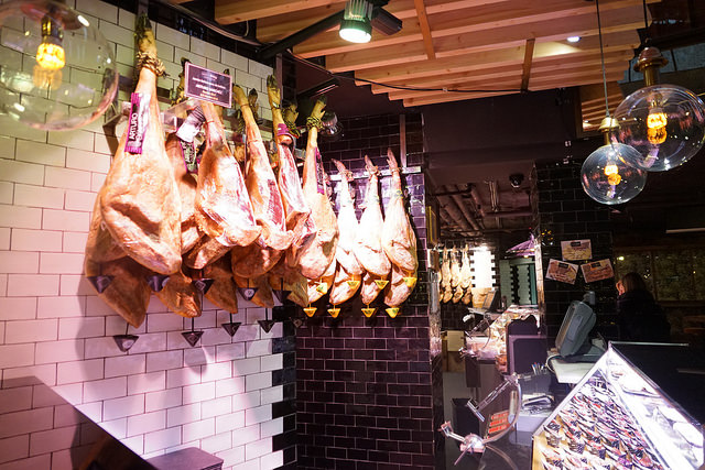 Puesto de ibéricos en Platea Madrid