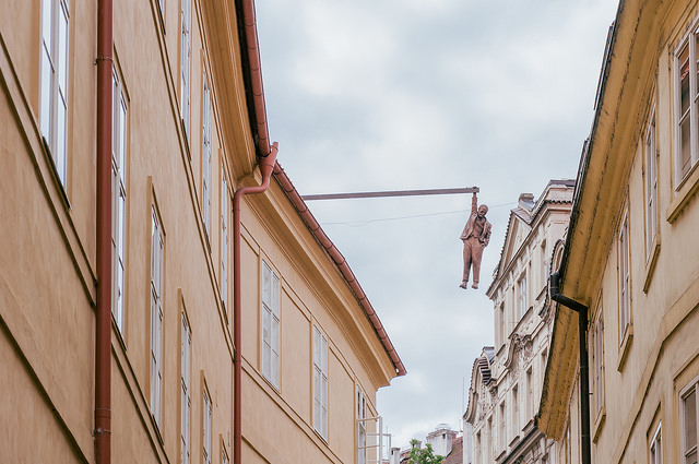 Escultura de Freud al borde del abismo en Praga