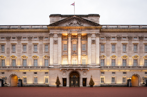 Fachada principal del Palacio Real de la Corona Británica