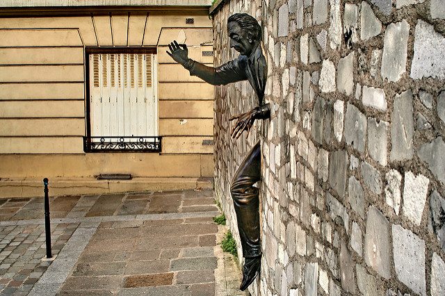 Escultura del pasamurallas de París