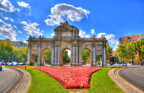 El tiempo en MAdrid, la puerta de Alcalá en primavera