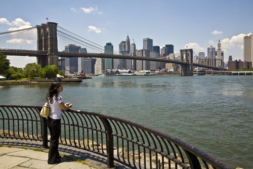 Mujer en Nueva York siguiendo consejos para viajeros