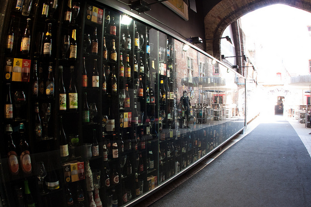 2be Beer Wall, uno de los lugares que ver al viajar a Brujas