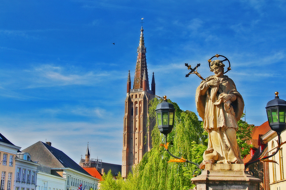 Vista de la iglesia de Nuestra Señora de Brujas