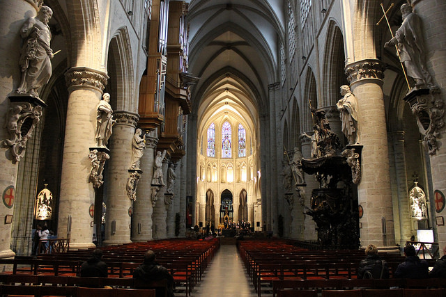 Nave central de la catedral de Bruselas