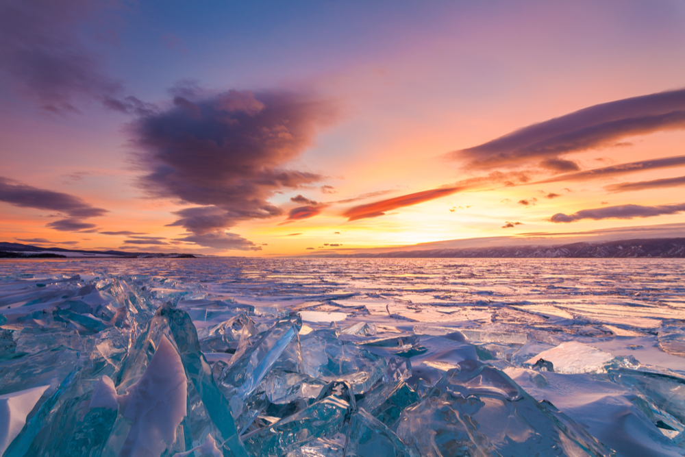 Paisajes invernales en el lago Baikal en Rusia
