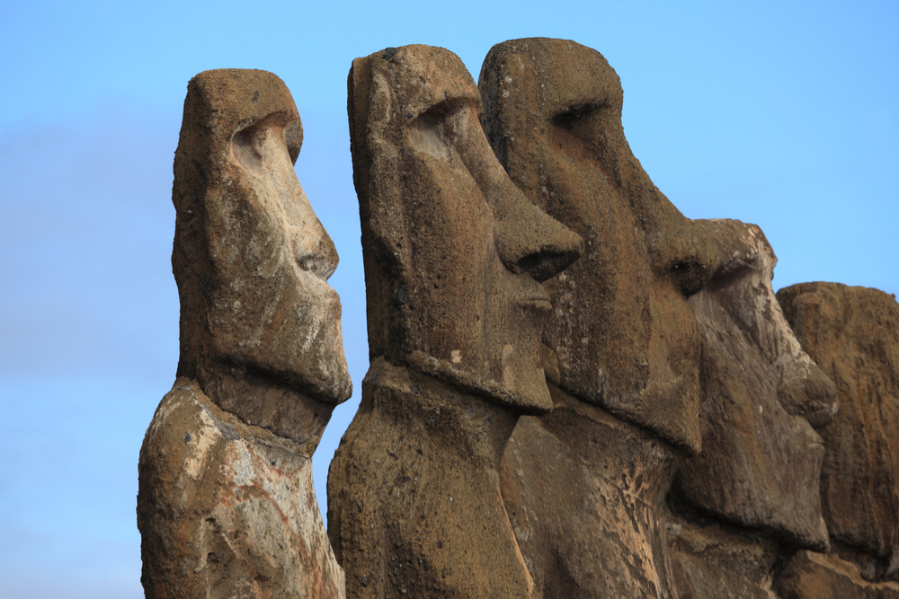 Moási en la isla de Pascua