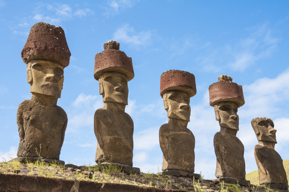 Estatuas monolíticas de los moái en la isla de Pascua