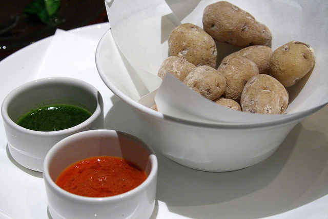 Papas con mojo de las islas Canarias