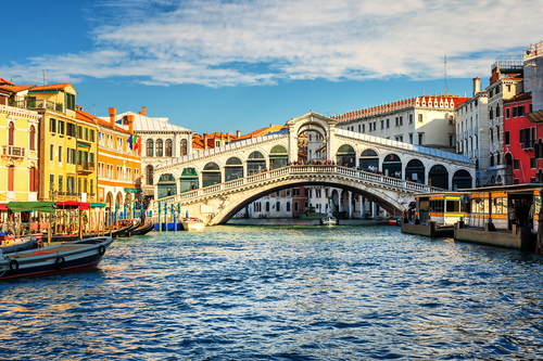 Puente de Rialto en el Gran Canal de Venecia