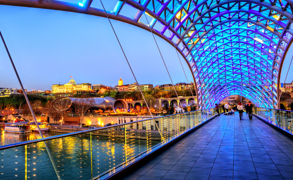 Puente de la Paz en la capital de Georgia
