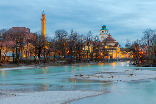 Aterdecer en el río, una del as actividades diferentes por Múnich