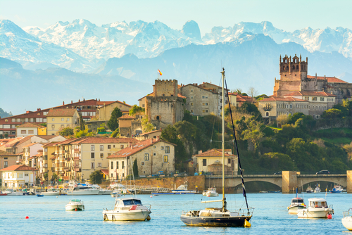 San Vicente de la Barquera en la costa de Cantabria