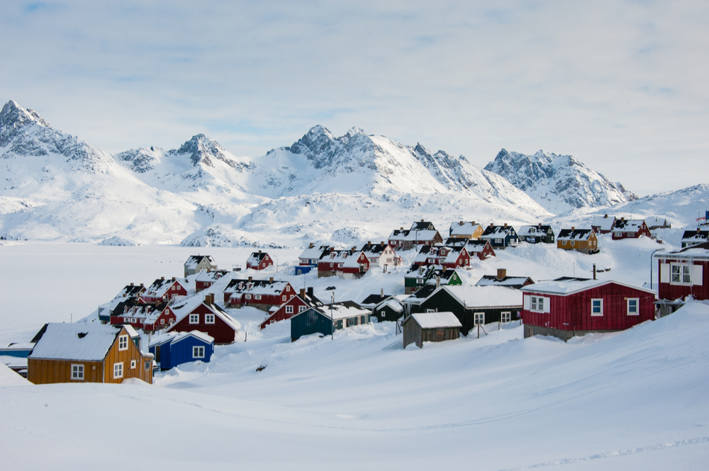 Paisaje invernal de Tasiilaq en Groenlandia