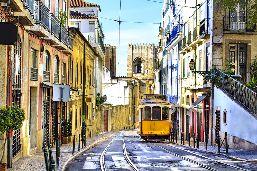 Tranvía en la Alfama de Lisboa
