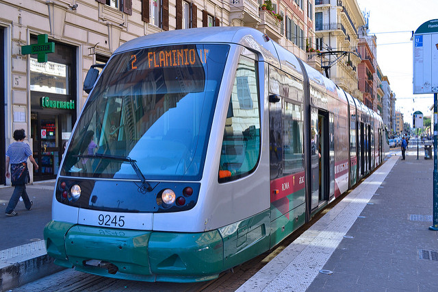 Tranvía, una de las opciones para moverse por Roma