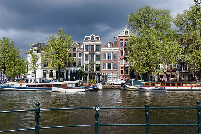 Zwanenburgwal,uno de los canales de Ámsterdam más conocidos