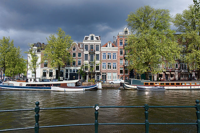 Zwanenburgwal,uno de los canales de Ámsterdam más conocidos 