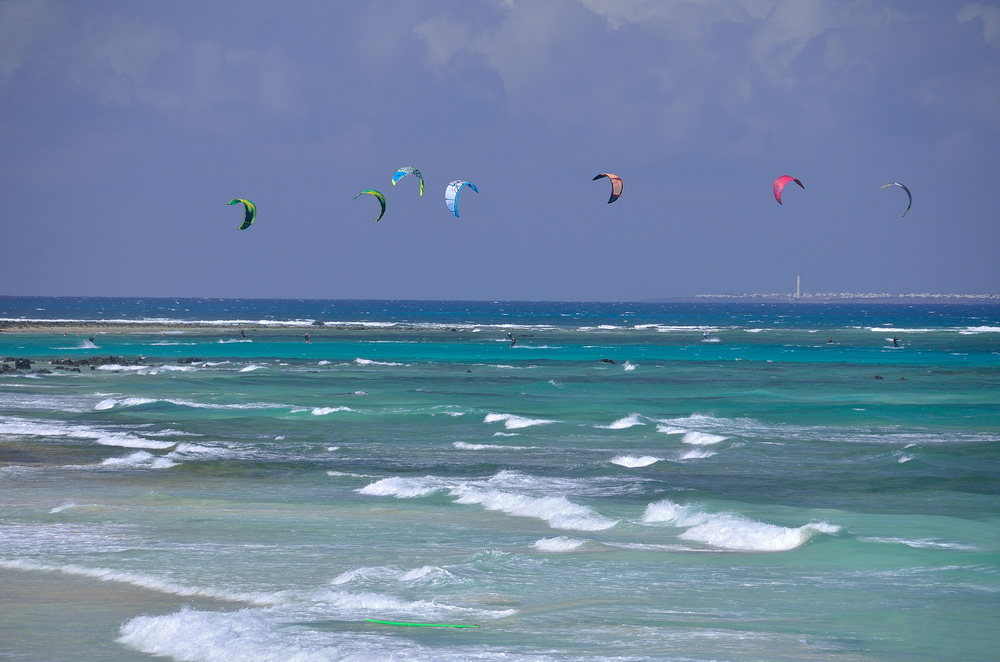 Practicar kitesurf, una de las cosas que hacer en Fuerteventura
