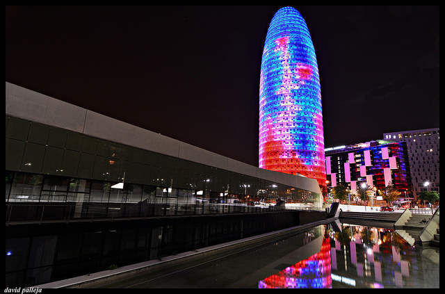 Torre Agbar iluminada
