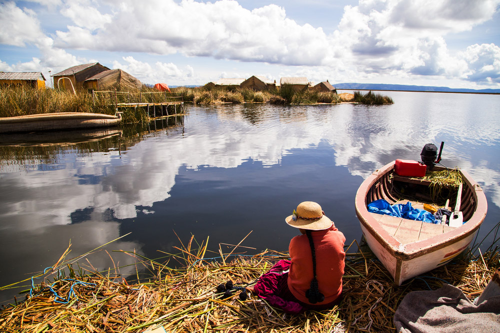 Islas de los uros en el lago Titicaca en Perú
