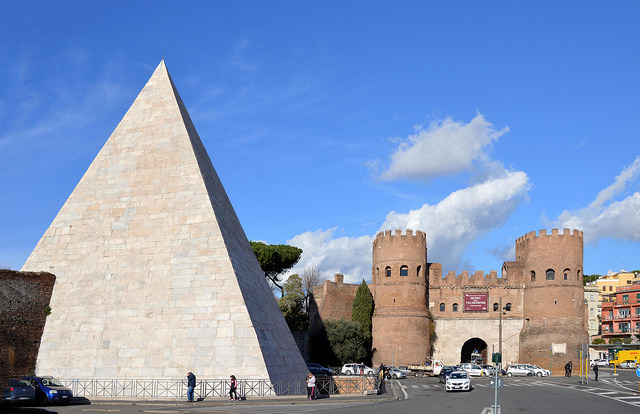 Pirámide de Cestius en Roma