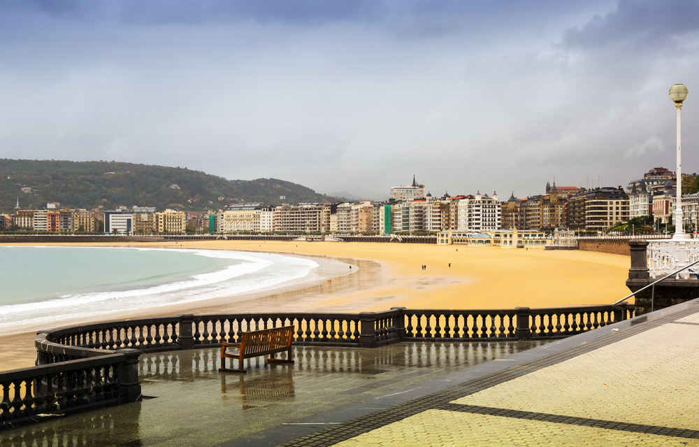 Playa de la Concha en San Sebastián con lluvia