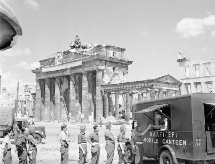 Puerta de Brandenburgo en 1945