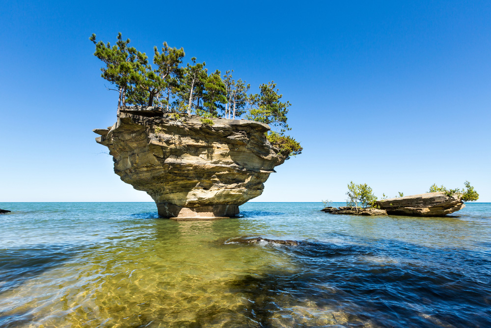 Turnip Rock una de las islas en medio de lagos más extrañas