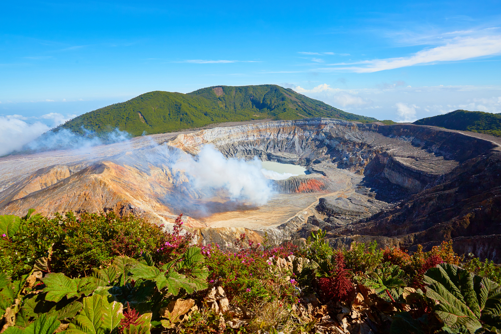 Volcán Poas, uno de los lugares qeu ver en una ruta por Centroamérica