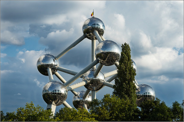 Lugares cerca del Atomium de Bruselas, vista de monumento