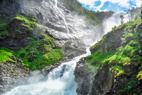 Cascada Kjosfossen desde el tren de Flam