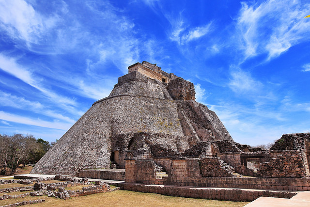 Guía de la antigua ciudad de Uxmal en México