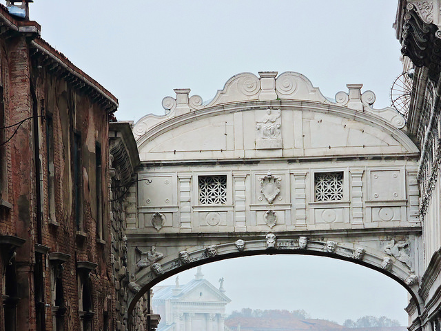 Detalle del Puente de los Suspiros