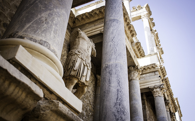 Esculturas en el teatro romano de Mérida