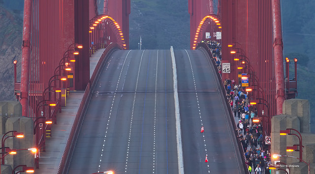 Gente cruzando el Golden Gate de San Francisco