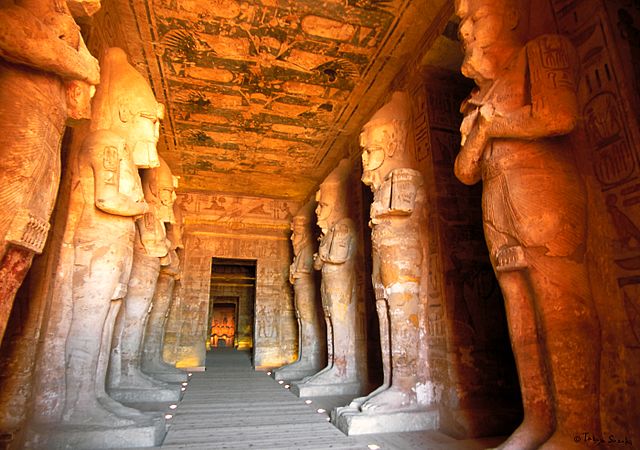 Sala hipóstila en los templos de Abu Simbel
