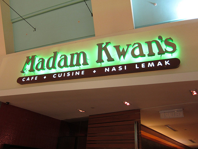 Comer cerca del as Torres Petronas en Madam Kwan's
