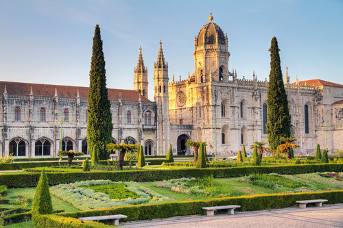 Monasterio de los Jerónimos cerca del Monumento a los Descubridores