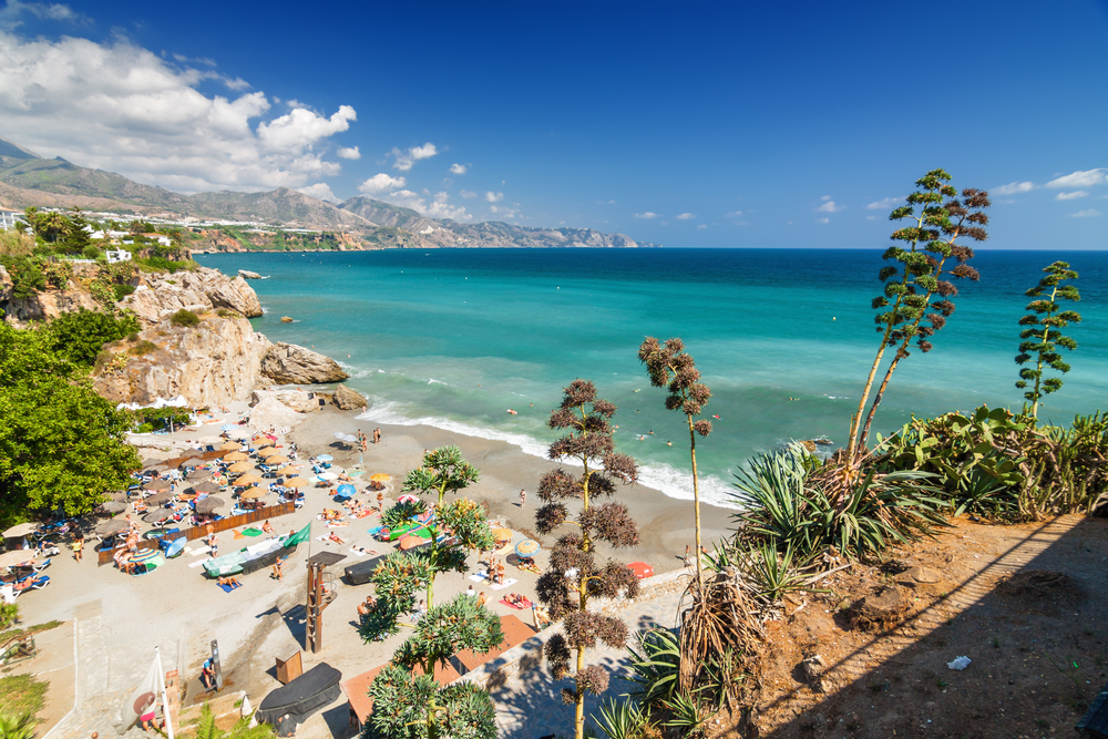 Nerja en la costa mediterránea española