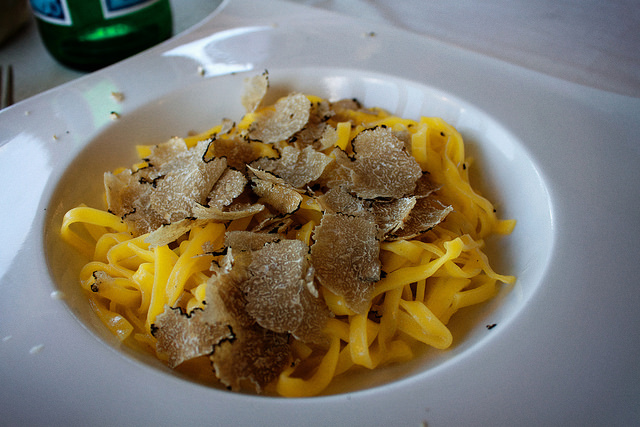 Comer cerca de la torre de Pisa, plato toscano