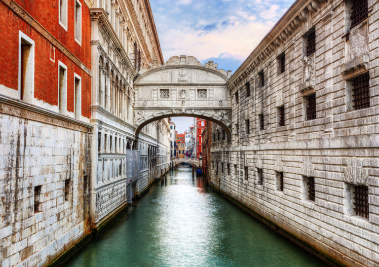 3-curiosidades-del-puente-de-los-suspiros-de-venecia-mi-viaje