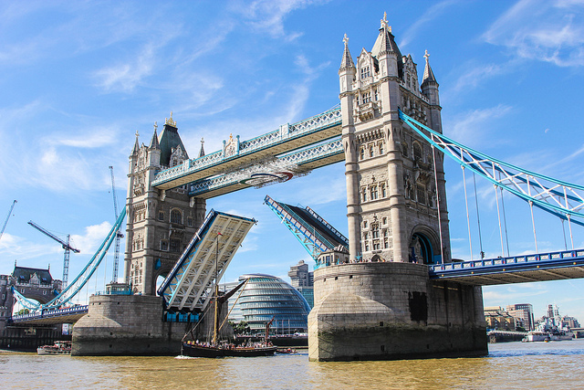 Puente de la Torre de Londres abierto