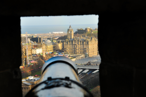 Cañón en el castillo de Edimburgo en Escocia