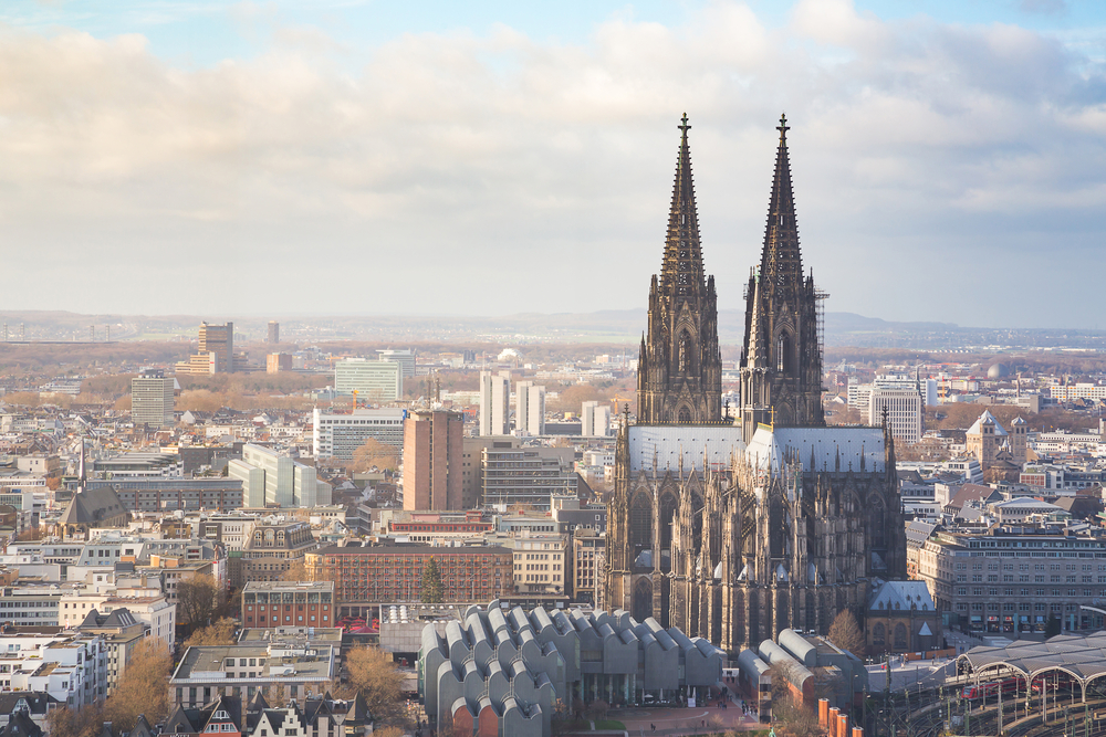 Comer cerca de la catedral de Colonia, vista del monumento