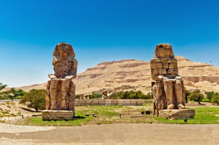 Los colosos de Memnón, las estatuas que cantan al amanecer