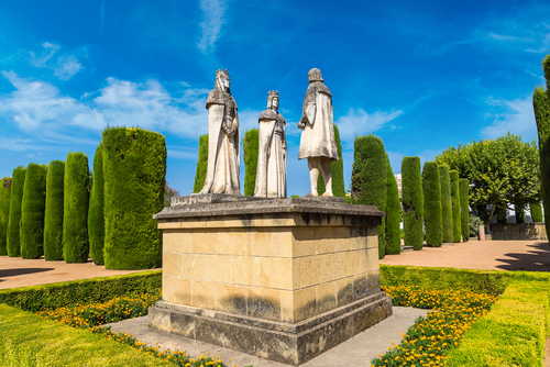 Estatua de Colón y los Reyes Católicos en Córdoba